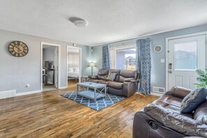 TV, offices - 3BR Dog-Friendly, Midterm & Corporate near Airport (Colorado Springs)