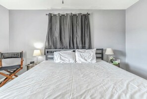 3 bedrooms, iron/ironing board, WiFi, bed sheets - 3BR Dog-Friendly, Midterm & Corporate near Airport (Colorado Springs)