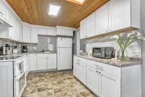 Fridge, microwave, oven, stovetop - 3BR Dog-Friendly, Midterm & Corporate near Airport (Colorado Springs)