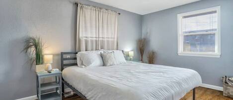 3 habitaciones, tabla de planchar con plancha, wifi y ropa de cama