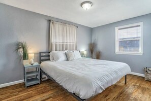 3 bedrooms, iron/ironing board, WiFi, bed sheets - 3BR Dog-Friendly, Midterm & Corporate near Airport (Colorado Springs)