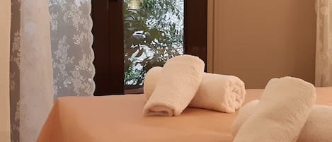 3 bedrooms, desk, travel cot, free WiFi