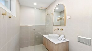 Bathtub, towels - Three Beaches (Malua Bay)