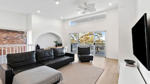 Smart TV - Three Beaches (Malua Bay)