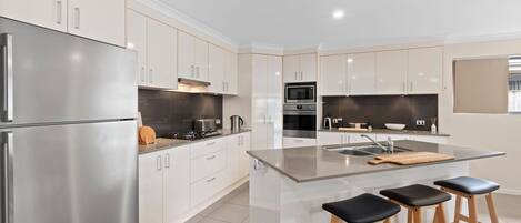 Jääkaappi, mikroaaltouuni, uuni, liesi