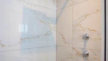 Comfort Triple Room | Bathroom