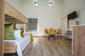 Caja de seguridad en la habitación, escritorio y cortinas blackout