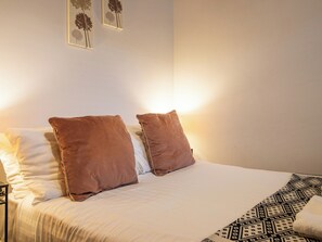 2 bedrooms, iron/ironing board, free WiFi