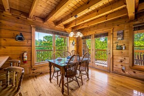 Dining - Great location! Hot Tub Resort Pool Arcade, Outdoor Firepit, Free Attractions (Pigeon Forge)