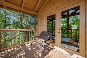 Terrace/patio - Great location! Hot Tub Resort Pool Arcade, Outdoor Firepit, Free Attractions (Pigeon Forge)