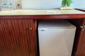 A wooden cabinet with a built-in refrigerator. - Xinhui Hotel (Zhoushan)