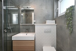 Dusche, Haartrockner, Handtücher, Toilettenpapier