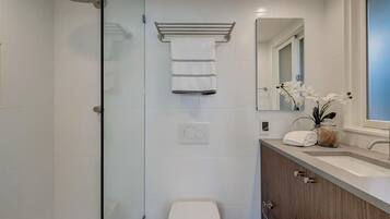 Douche, sèche-cheveux, serviettes fournies