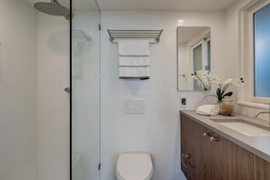 Shower, hair dryer, towels - Floating condo 'B' on Sausalito's Richardson Bay (Mill Valley)