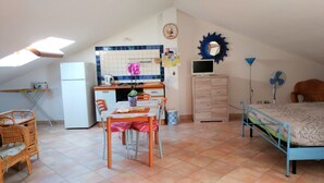 A compact, well-lit room with a kitchenette, a dining area, and a bed. - Hi Studio with beautiful sea view 🌅 Air Conditioning  (Alghero)