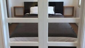 Una habitación con una cama litera y un escritorio.