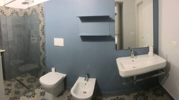 Dusche, Haartrockner, Bidet, Handtücher