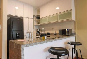 Kjøleskap, mikrobølgeovn, ovn og kokeplater