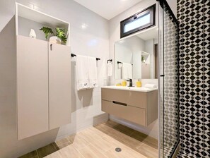 Douche, sèche-cheveux, serviettes fournies