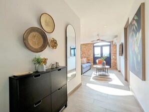 TV, offices - w* | Impeccable 1BR in Casco Viejo (Panamá)