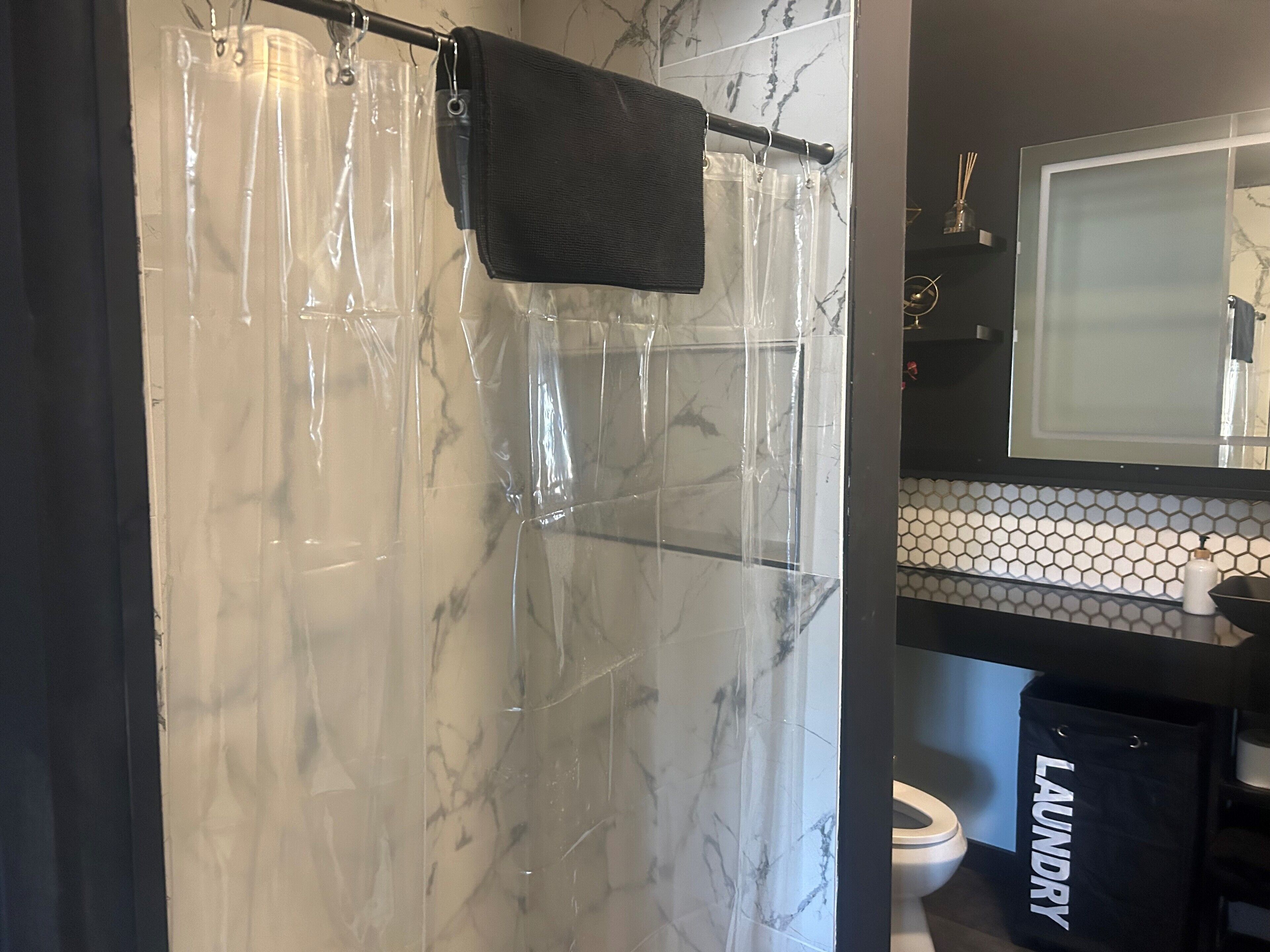 Een douche, een haardroger, handdoeken, zeep