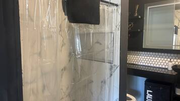 Een douche, een haardroger, handdoeken, zeep