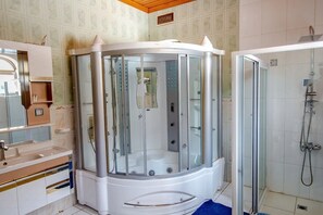 Kahden hengen deluxe-huone (kaksi sänkyä) | Kylpyhuone | Hiustenkuivaaja, tohvelit