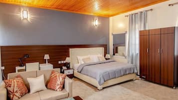 Junior Suite | 1 bedroom, minibar, blackout drapes, iron/ironing board