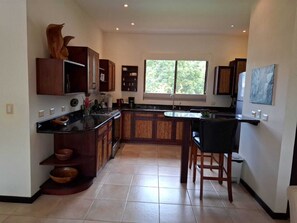 Réfrigérateur, micro-ondes, lave-vaisselle, cafetière/bouilloire