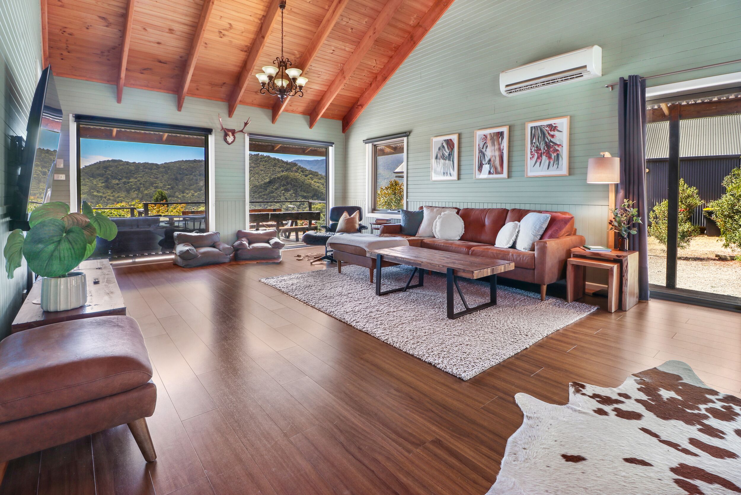 تلفزيون ذكي، مدفأة، كُتُب، شاشة كمبيوتر