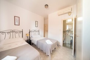 Standard Twin Room | Premium bedding, minibar, in-room safe, desk - Sitges Beach Hostal (Sitges)