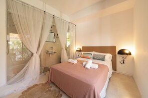 Kamar Double Superior | Seprai premium, minibar, brankas, dan meja kerja