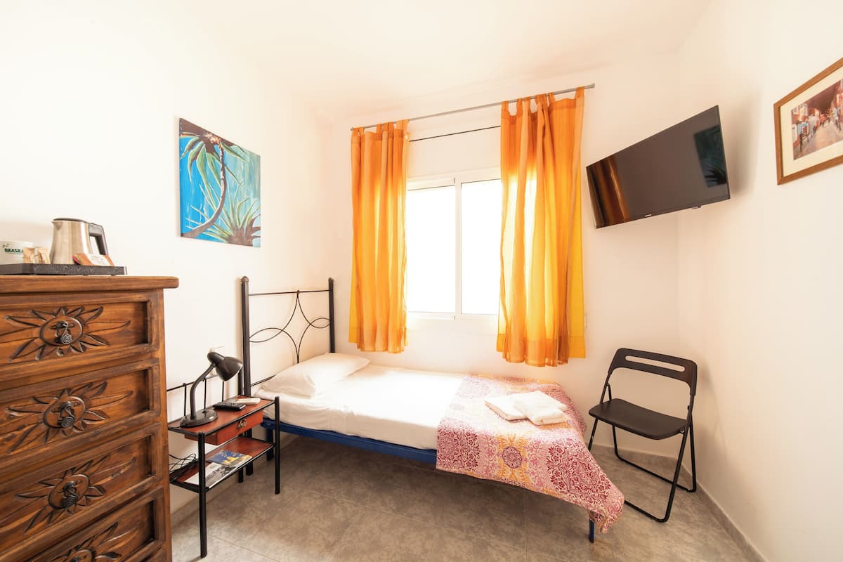 Standard-Einzelzimmer | Hochwertige Bettwaren, Minibar, Zimmersafe, Schreibtisch