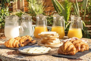 Desayuno buffet todos los días (con cargo) 