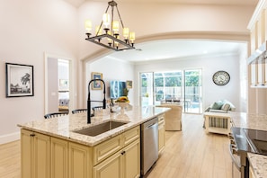 Casa Comfort, 4 camere da letto, cucina, vista piscina | Cucina privata | Seggiolone