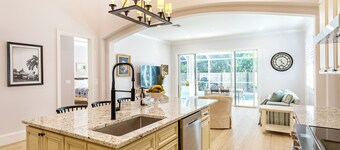 Imola: Newly Remodeled Pool Home Minutes from Vanderbilt Beach. Family-Friendly Retreat with 4 BR, 3.5 Bathrooms, and Private Screened Pool. Perfect Location Near Mercato and Naples Attractions