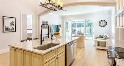 Imola: Newly Remodeled Pool Home Minutes from Vanderbilt Beach. Family-Friendly Retreat with 4 BR, 3.5 Bathrooms, and Private Screened Pool. Perfect Location Near Mercato and Naples Attractions