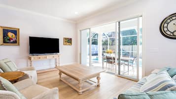 Rumah Comfort, 4 kamar tidur, dapur, pemandangan kolam renang | Ruang keluarga