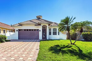 Exterior - Imola: Newly Remodeled Pool Home Minutes from Vanderbilt Beach. Family-Friendly Retreat with 4 BR, 3.5 Bathrooms, and Private Screened Pool. Perfect Location Near Mercato and Naples Attractions (Naples)