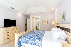 Nhà tiện nghi đơn giản, 4 phòng ngủ, bếp, quang cảnh hồ bơi | 4 phòng ngủ, bàn ủi/dụng cụ ủi quần áo
