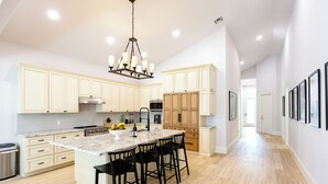 Rumah Comfort, 4 kamar tidur, dapur, pemandangan kolam renang | Dapur pribadi
