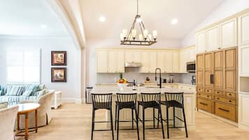 Comfort House, 4 Bedrooms, Kitchen, Pool View | Dining room