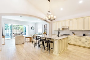 Casa Comfort, 4 camere da letto, cucina, vista piscina | Sala da pranzo