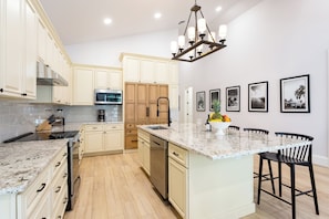 Private kitchen - Imola: Newly Remodeled Pool Home Minutes from Vanderbilt Beach. Family-Friendly Retreat with 4 BR, 3.5 Bathrooms, and Private Screened Pool. Perfect Location Near Mercato and Naples Attractions (Naples)