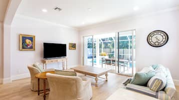 Comfort House, 4 Bedrooms, Kitchen, Pool View | Living room