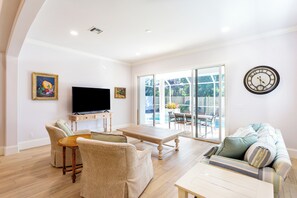 Living room - Imola: Newly Remodeled Pool Home Minutes from Vanderbilt Beach. Family-Friendly Retreat with 4 BR, 3.5 Bathrooms, and Private Screened Pool. Perfect Location Near Mercato and Naples Attractions (Naples)