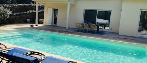 Et oppvarmet basseng