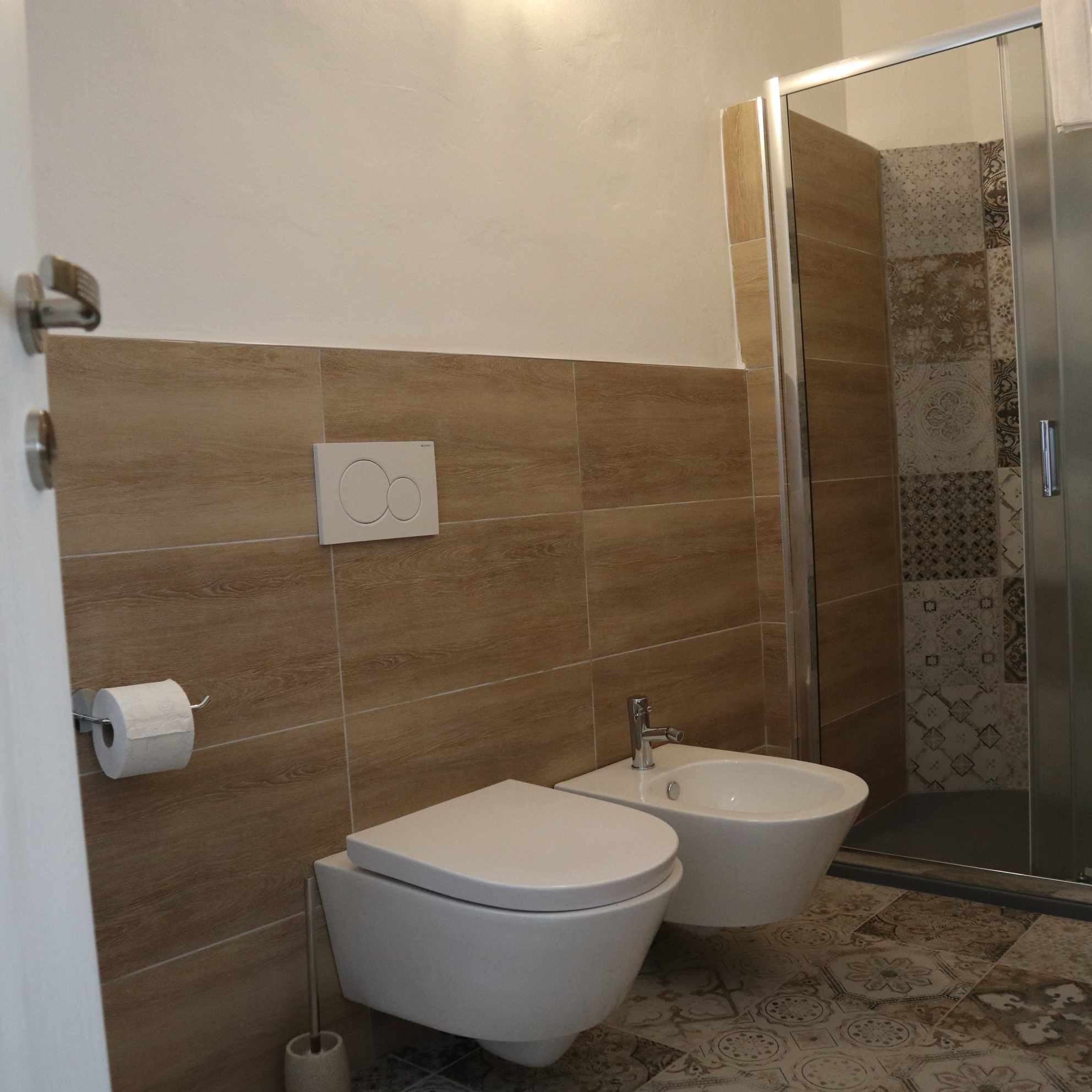 Un bagno con toilette, bidet e doccia.