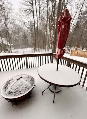 Property grounds - Modern 5 Bedroom Pocono house - Jacuzzi - Gameroom - Near Lake - Golf Couse (Tobyhanna)
