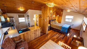 1 sovrum, skrivbord, strykjÀrn/strykbrÀda och gratis wi-fi